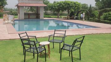 Una piscina al aire libre de temporada