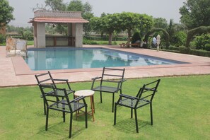 Una piscina al aire libre de temporada