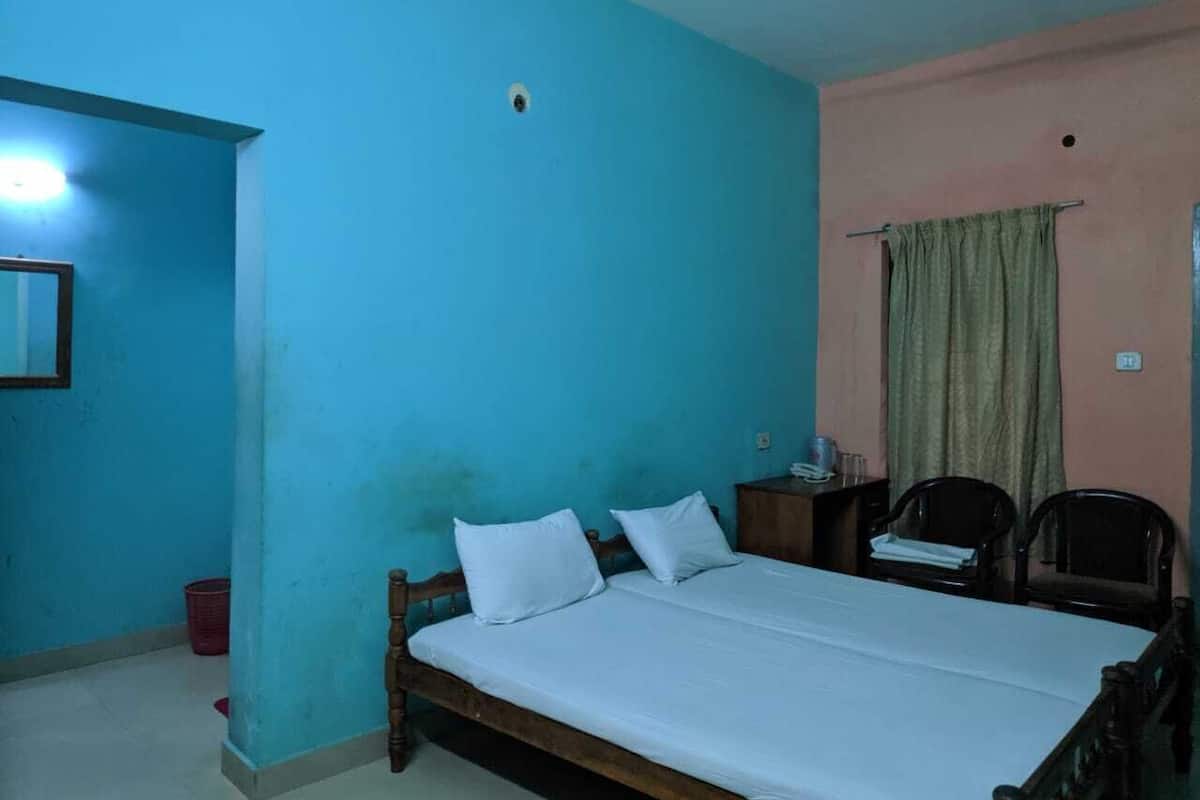Deluxe Room, 1 Double Bed, Non AC | Soundproofing, free WiFi, bed sheets