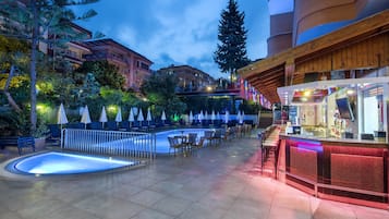 Bar accanto alla piscina