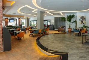 Frokost og lunsj serveres, internasjonale retter, utsikt mot bassenget 