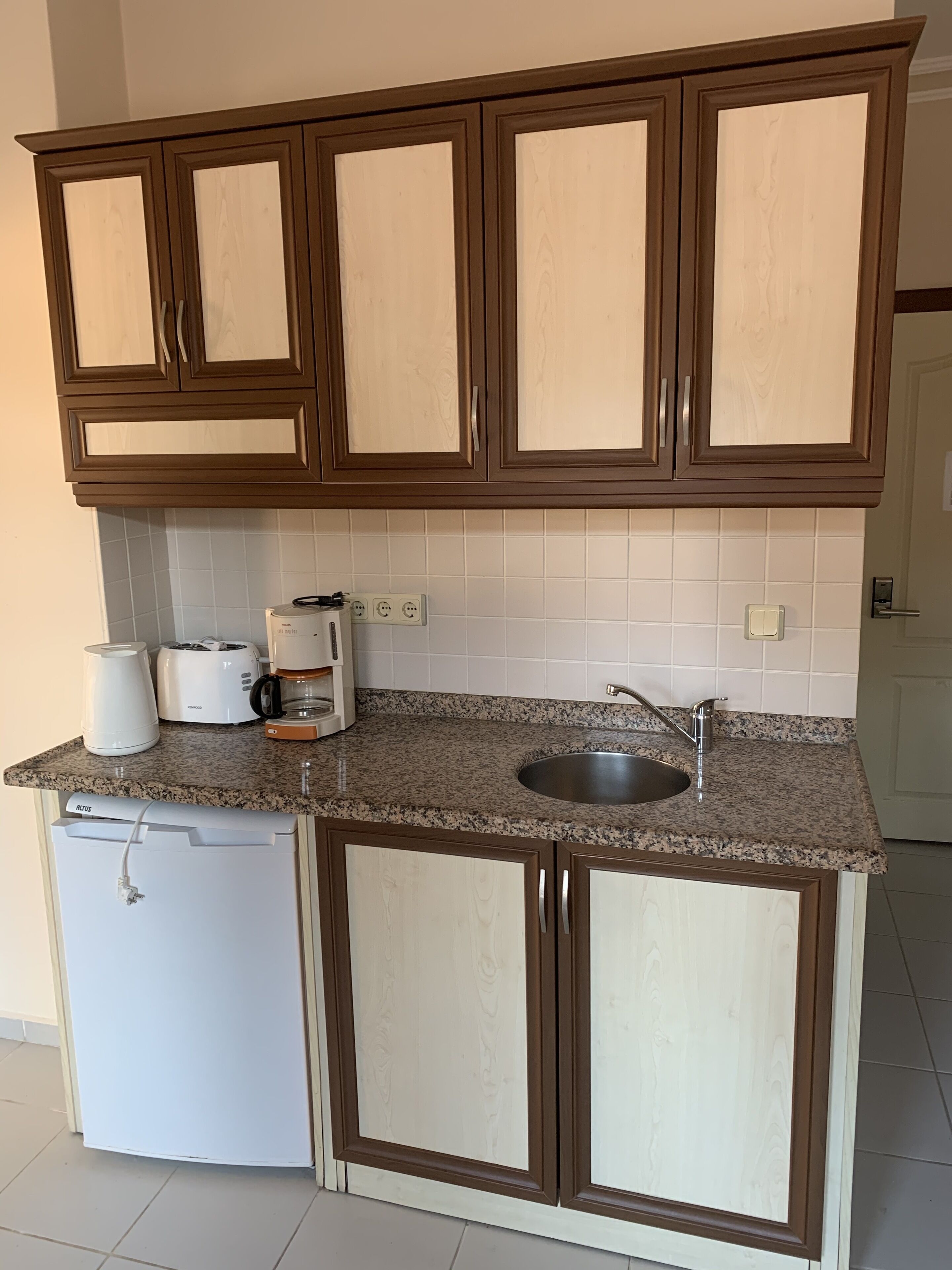basic studio, balcony | private kitchenette | fridge, stovetop, coffee/tea maker, electric kettle