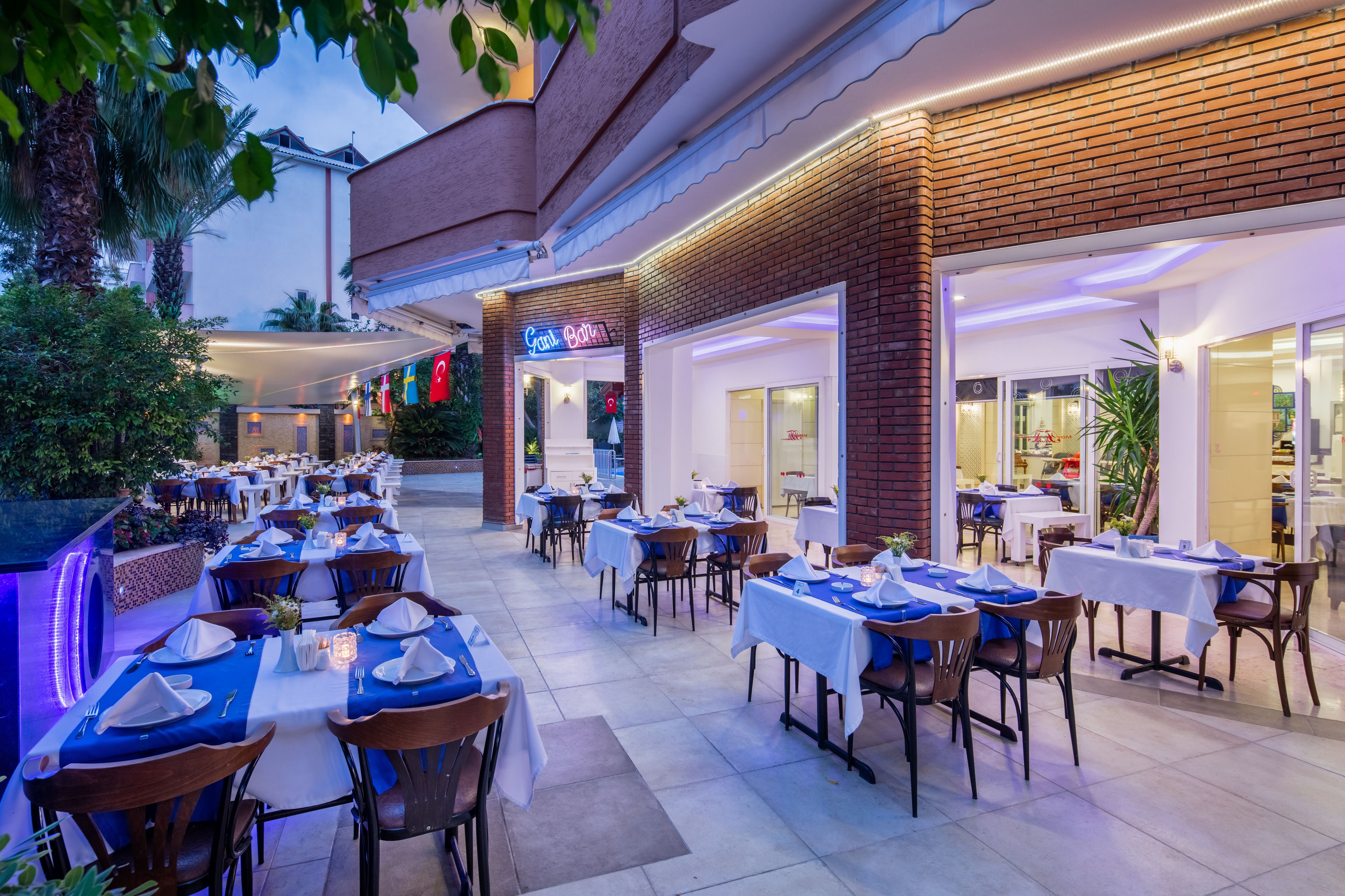 breakfast, lunch, dinner served; international cuisine, pool views