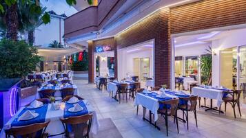 Se sirven desayunos y cocina internacional, junto a la piscina