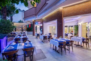 Se sirven desayunos y cocina internacional (con vistas a la piscina)