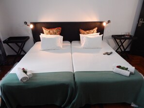 In-room safe, desk, rollaway beds, free WiFi - Jacaranda Guesthouse (Maputo)
