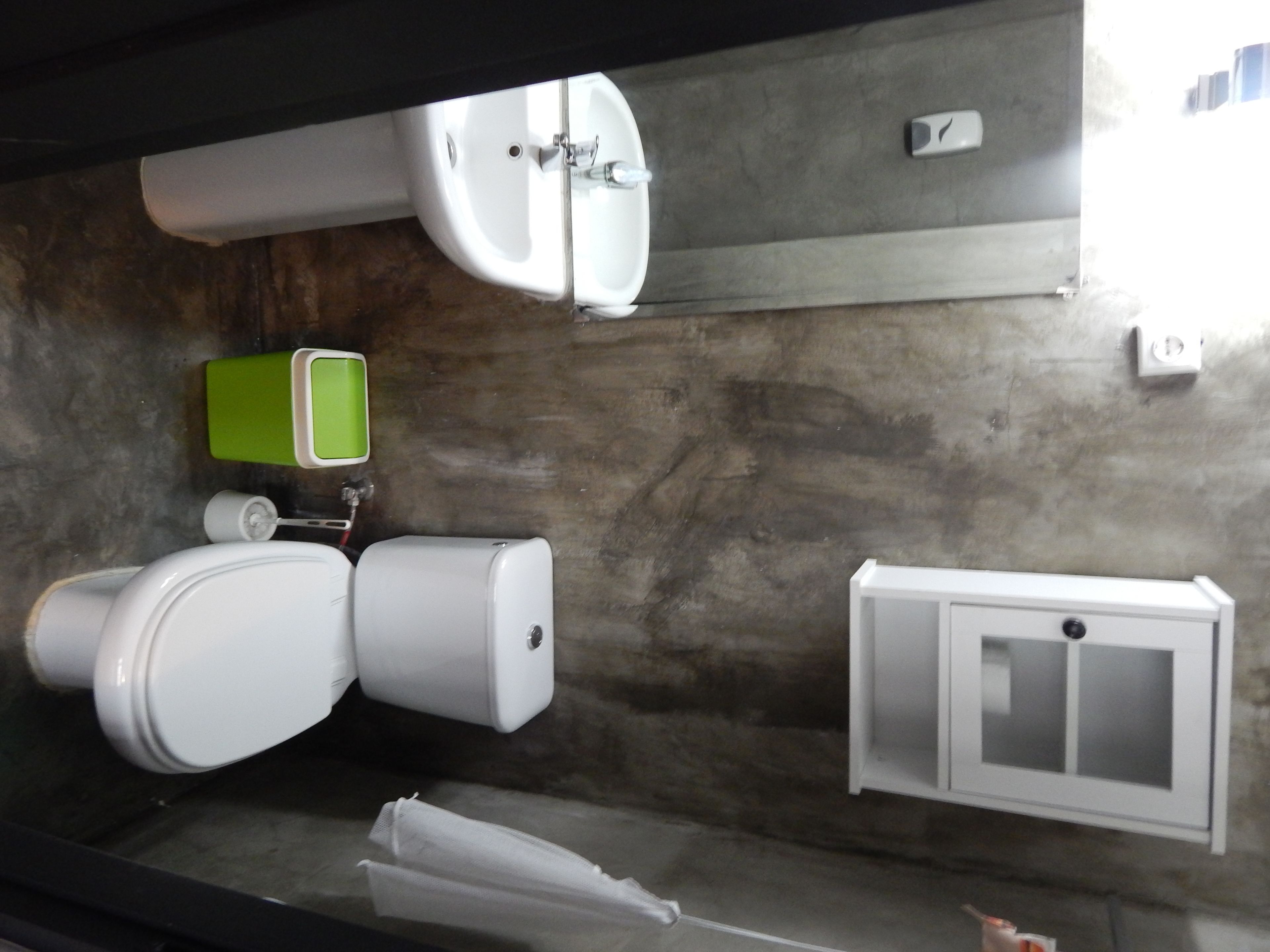 Un baño pequeño con inodoro, bidé y un mueble auxiliar.