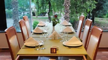 Phục vụ bữa sáng, bữa trưa và bữa tối