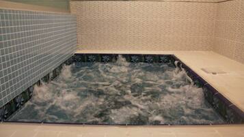 Indoor spa tub