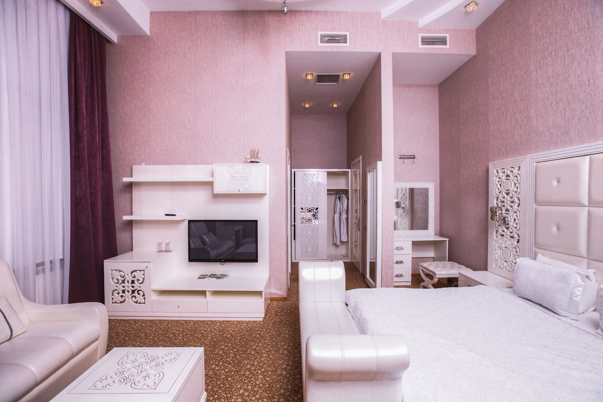 Standard Double Room, 1 King Bed | Premium bedding, minibar, in-room safe, desk