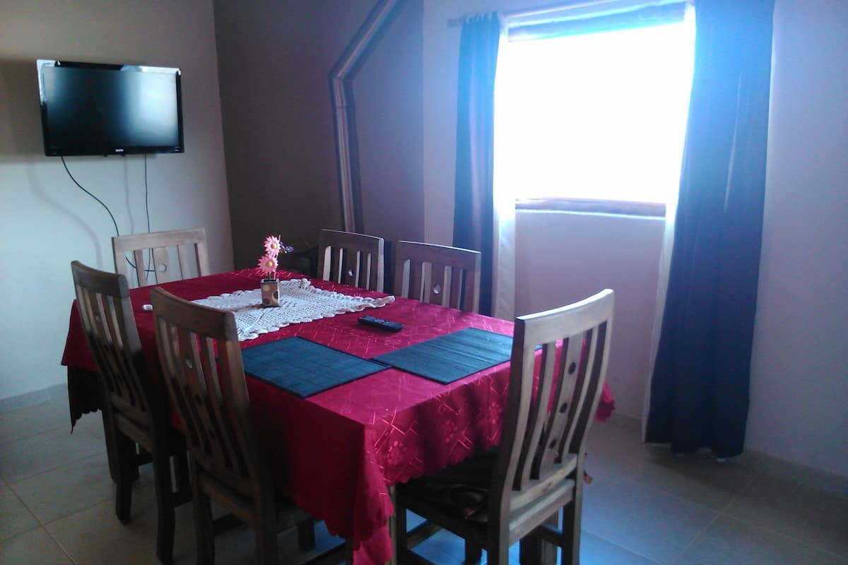 Family Cottage, 2 Bedrooms, Mountain View | Ruang tamu | 43 inci televisyen skrin rata dengan satelit, TV, pendiangan
