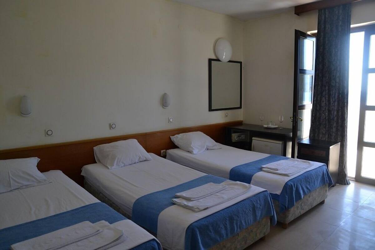 Habitación triple clásica, balcón, vista al mar | Caja de seguridad en la habitación, escritorio y wifi gratis