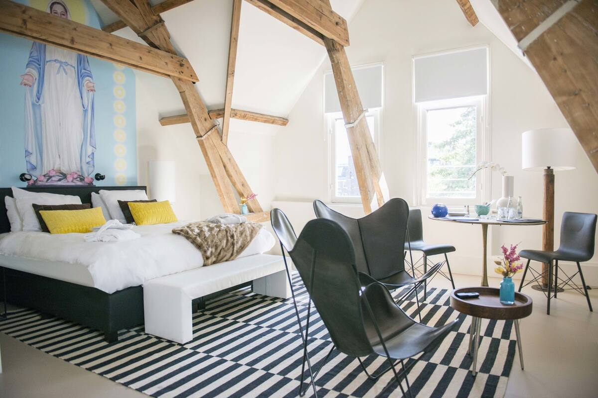 Suite (Kathedraal) | Desk, iron/ironing board, cribs (free), WiFi (free)