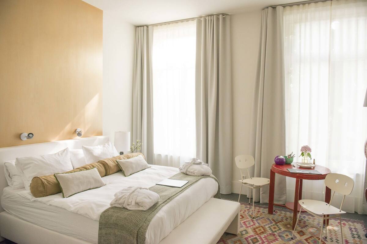 Suite (Theater) | Desk, iron/ironing board, cribs (free), WiFi (free)