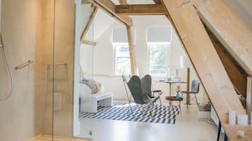 Suite (Kathedraal) | Bathroom | Shower, free toiletries, hair dryer, towels