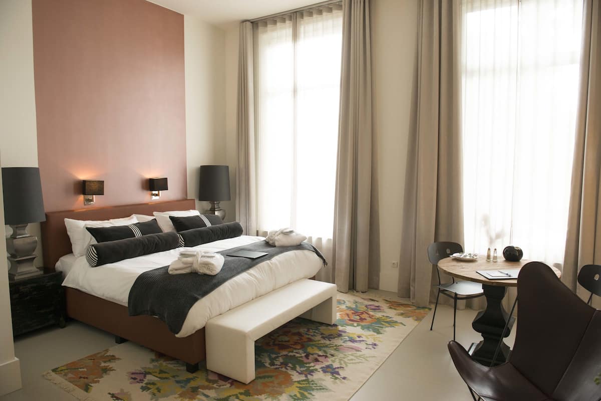 Standard Suite | Desk, iron/ironing board, cribs (free), WiFi (free)