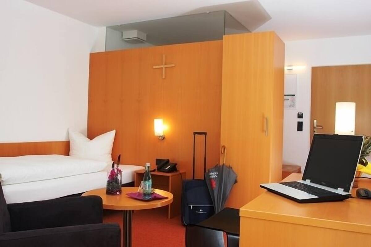 Single Room, Non Smoking | In-room safe, desk, cribs (free), rollaway beds (surcharge)