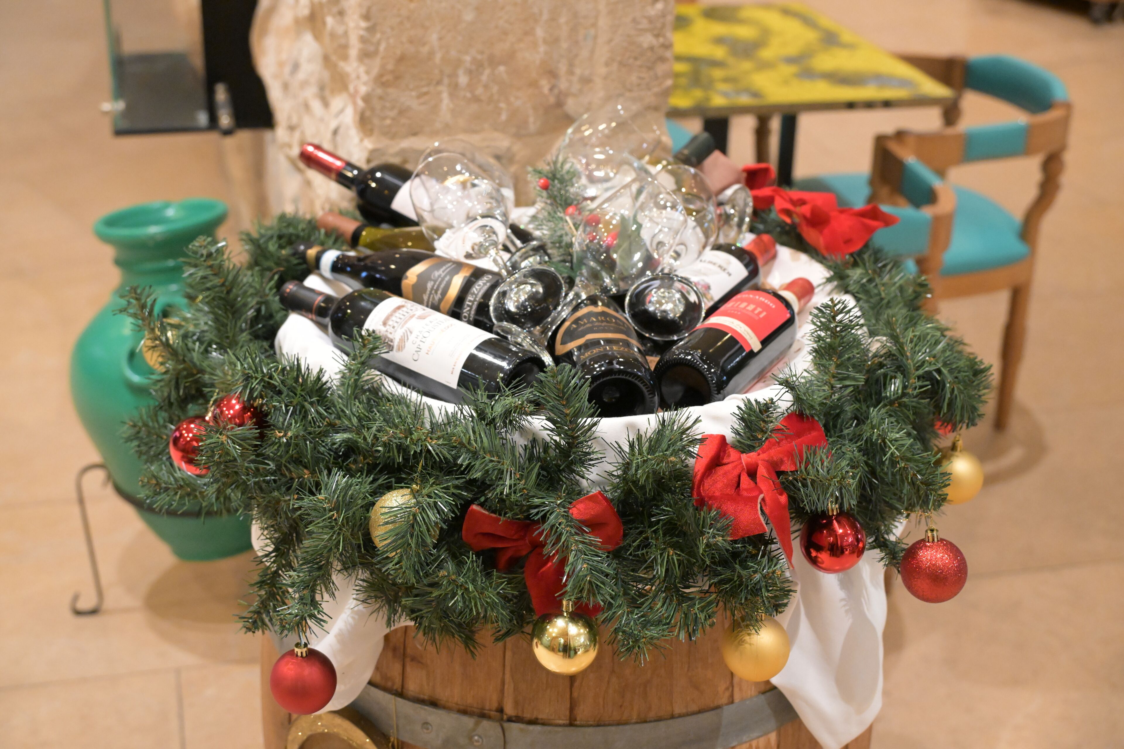 Un árbol de Navidad con botellas de vino y adornos.