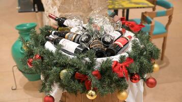 Un árbol de Navidad con botellas de vino y adornos.