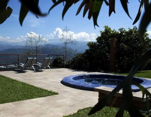 Outdoor spa tub - Finca Hotel Villa Clara (Chinchina)