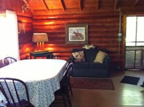 Ferienhütte, 2 Schlafzimmer | Wohnbereich | 24-Zoll-Fernseher mit Kabelempfang