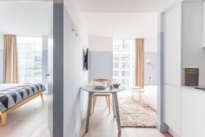 Premium bedding, in-room safe, desk, laptop workspace - Leman Locke (London)
