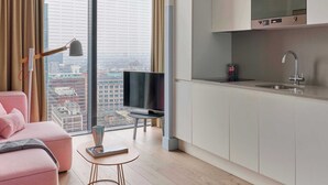 One Bedroom Suite - Accessible | Seprai premium, brankas, meja kerja, dan ruang kerja ramah laptop