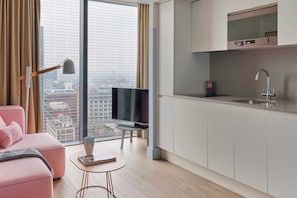 One Bedroom Suite - Accessible | Peralatan tempat tidur premium, peti besi dalam bilik, meja 