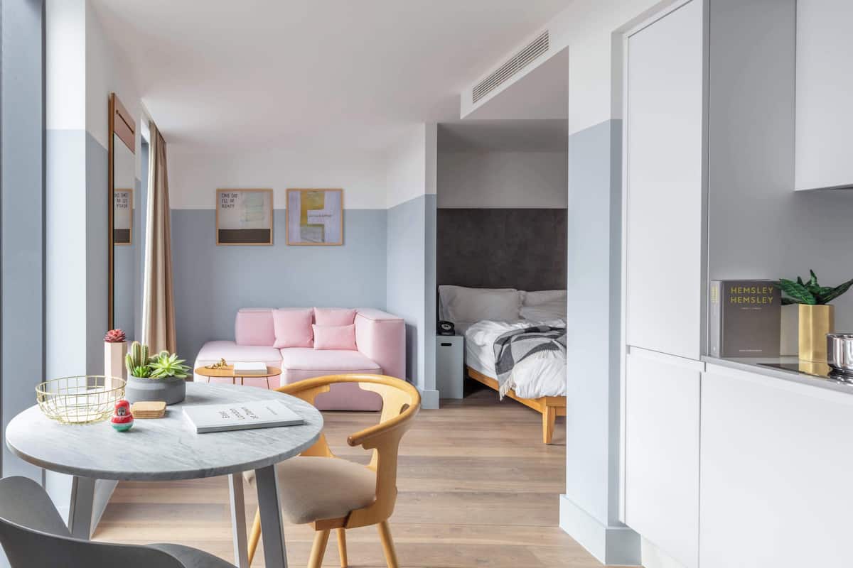 Locke Studio - Sky Level | Premium bedding, in-room safe, desk, laptop workspace