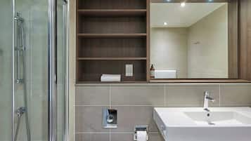 Designer-Toilettenartikel, Haartrockner, Handtücher, Shampoo