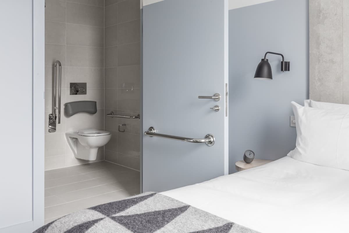 One Bedroom Suite - Accessible | Accessible bathroom