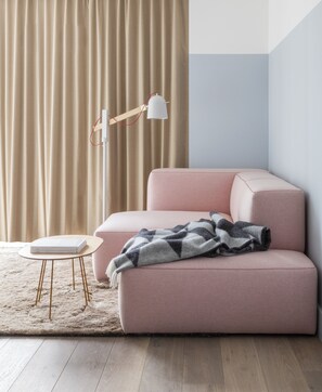 42-inch Smart TV with digital channels - Leman Locke (London)