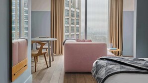 Locke Studio - Sky Level | Seprai premium, brankas, meja kerja, dan ruang kerja ramah laptop