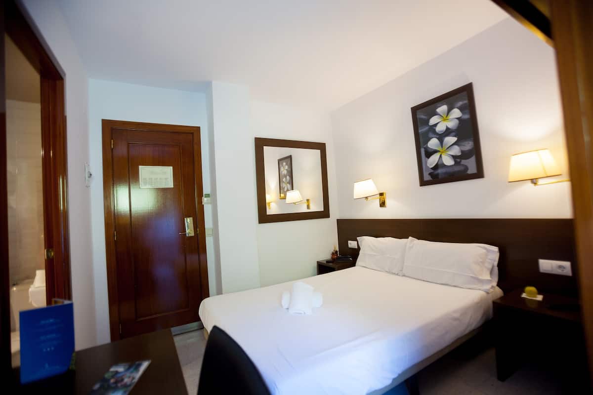 Kamar Double Comfort | Brankas, meja kerja, tirai kedap cahaya, dan kedap suara