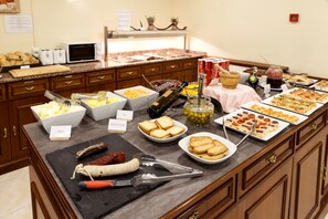 A buffet with various food items and utensils. - Hotel Insitu Eurotel Andorra (Escaldes-Engordany)
