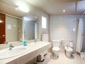 Combined shower/bathtub, deep-soaking bathtub, hair dryer, bidet - Hotel Insitu Eurotel Andorra (Escaldes-Engordany)