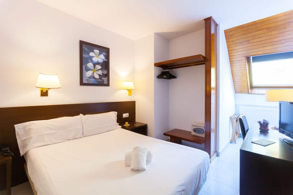 Kamar Triple Basic (Loft) | Brankas, meja kerja, tirai kedap cahaya, dan kedap suara