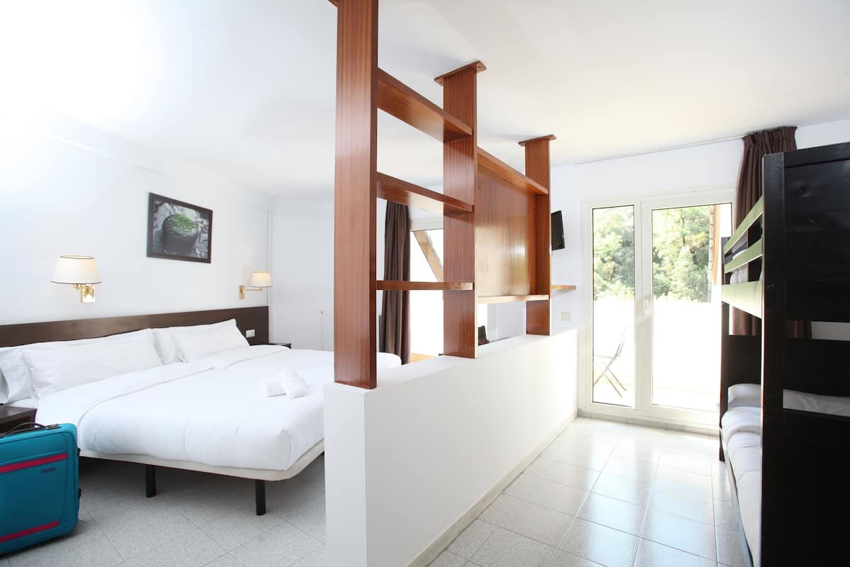 Kamar Keluarga | Brankas, meja kerja, tirai kedap cahaya, dan kedap suara