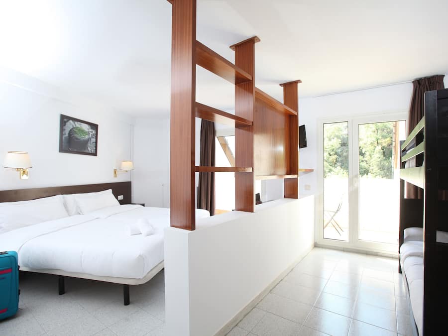 Family Room | In-room safe, desk, blackout drapes, soundproofing