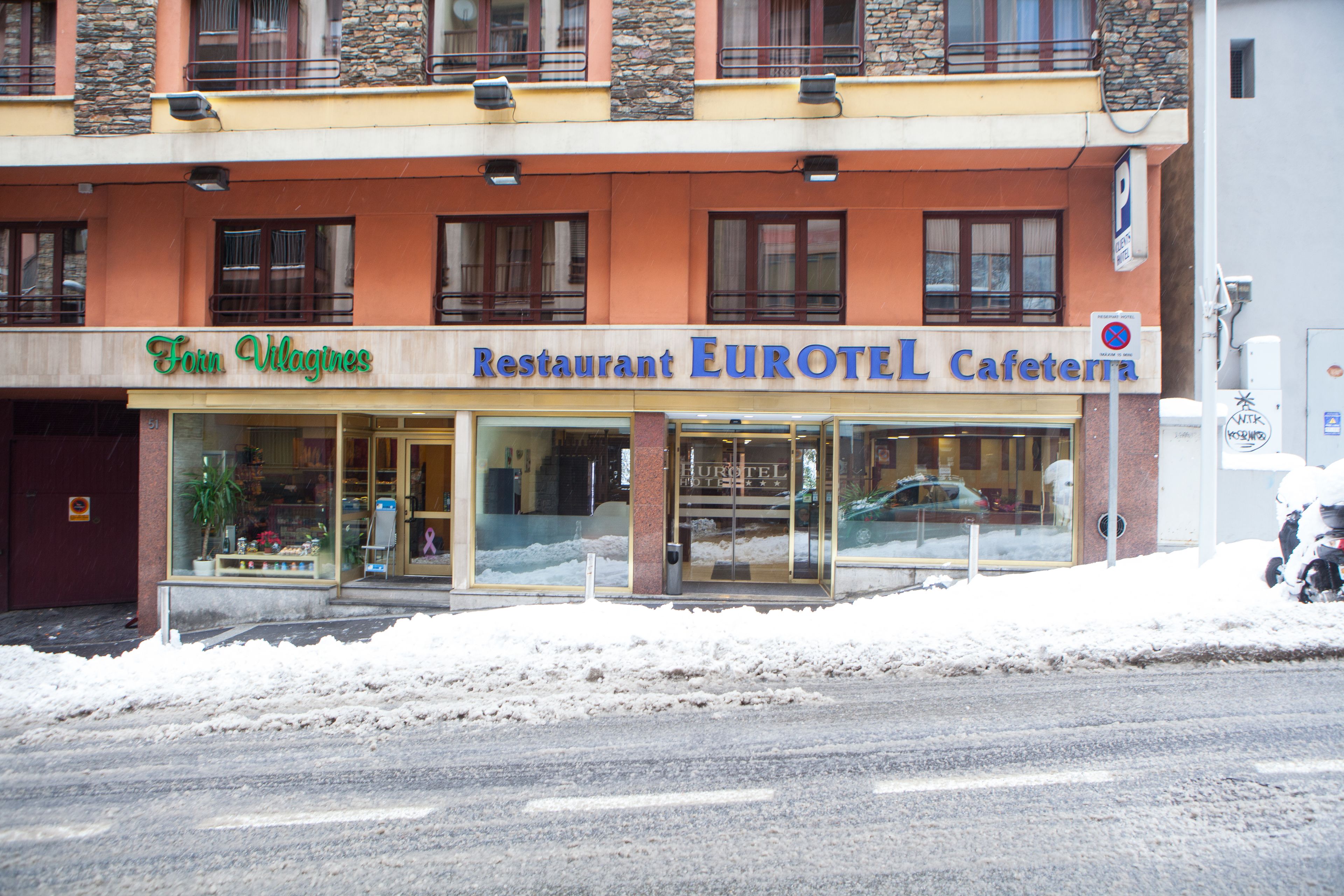 A building with a restaurant named "Form Vilagines" and "Restaurant EUROTEL Cafeteria" on the ground floor.