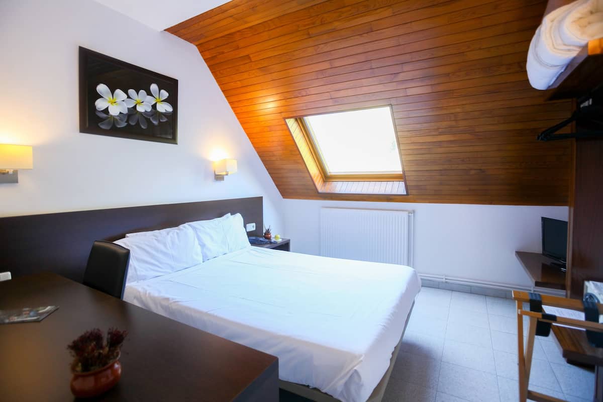 In-room safe, desk, blackout curtains, soundproofing
