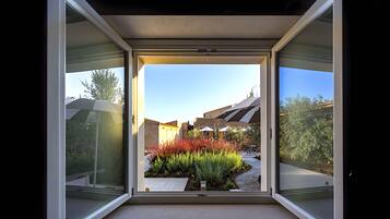 Hochwertige Bettwaren, Minibar, Zimmersafe, Schreibtisch