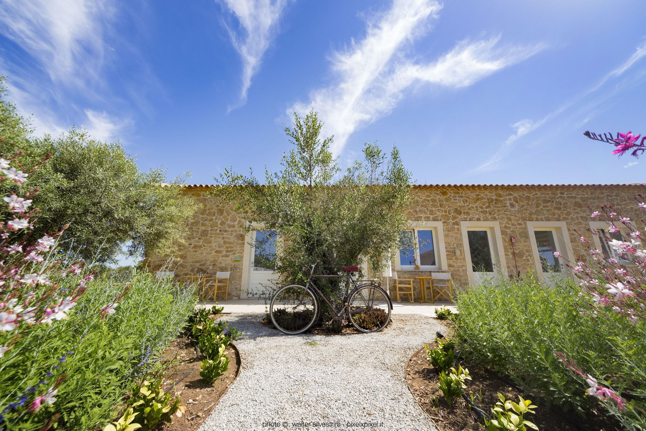 Classic Triple Room | Peralatan tempat tidur premium, bar mini, peti besi dalam bilik, meja 