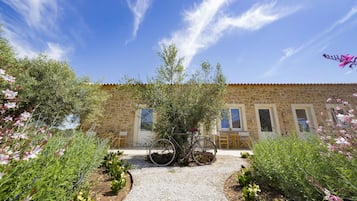 Classic-Dreibettzimmer | Hochwertige Bettwaren, Minibar, Zimmersafe, Schreibtisch