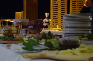 供應午餐和晚餐，當地料理，游泳池景觀