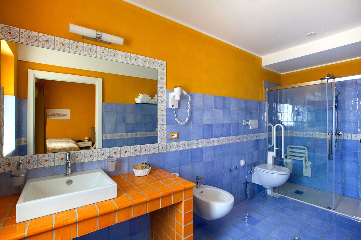 Douche, articles de toilette (gratuits), serviettes fournies