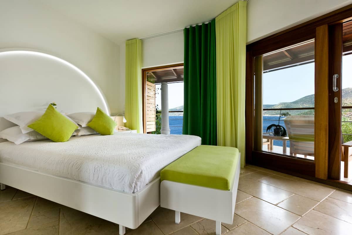 Minibar, in-room safe, desk, free WiFi