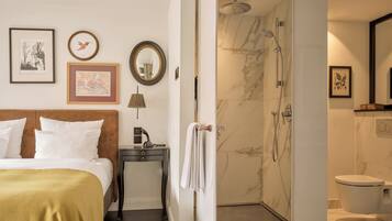 Habitación Deluxe (Nikolai) | Baño | Artículos de higiene personal gratuitos, secador de pelo y zapatillas