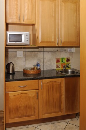 Refrigerador con freezer, microondas, cafetera/tetera