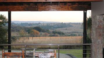 Luxury-Doppelzimmer, 1 King-Bett, Nichtraucher, Bergblick | Blick vom Balkon